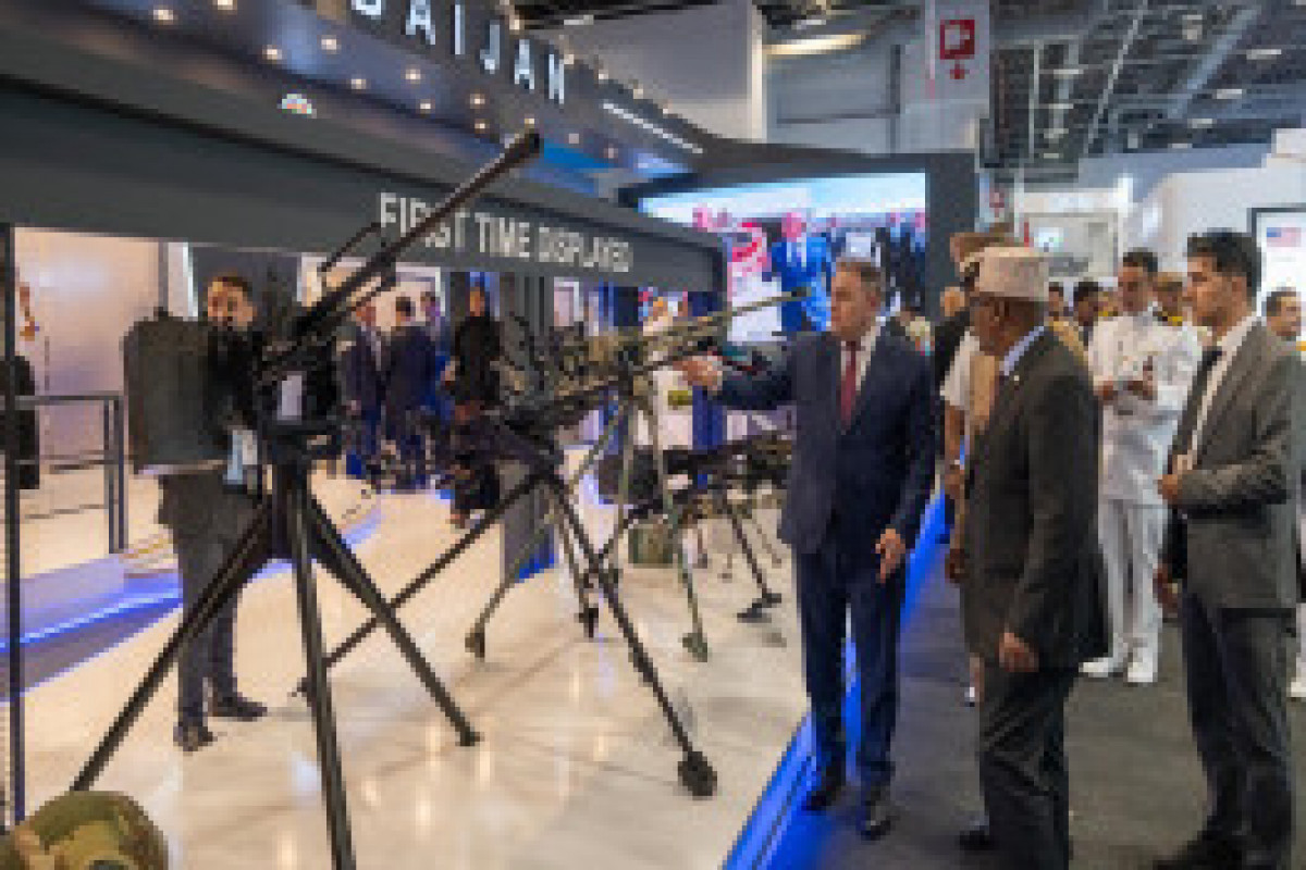 Hakan Fidan et Selçuk Bayraktar visitent le stand azerbaïdjanais dans l’IDEF 2025