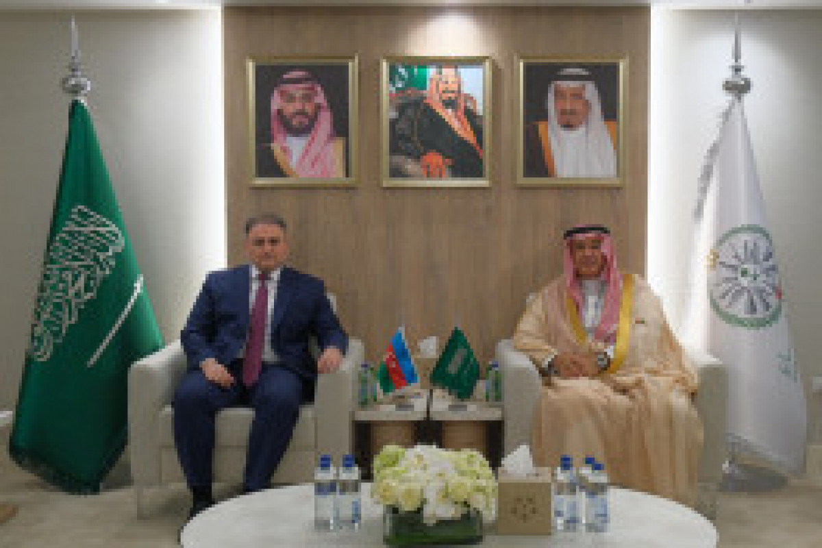 Hakan Fidan et Selçuk Bayraktar visitent le stand azerbaïdjanais dans l’IDEF 2025