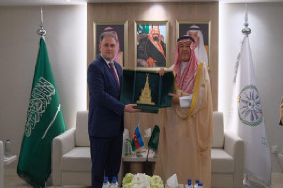 Hakan Fidan et Selçuk Bayraktar visitent le stand azerbaïdjanais dans l’IDEF 2025