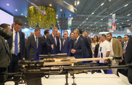 Hakan Fidan et Selçuk Bayraktar visitent le stand azerbaïdjanais dans l’IDEF 2025