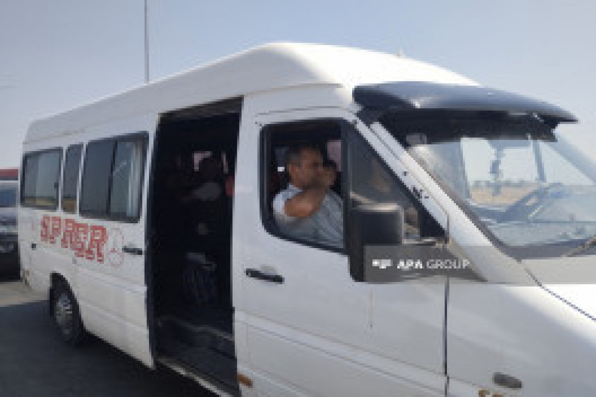 Un nouveau groupe des déplacés internes partent pour le village de Ballydja à Khodjaly - Photo 