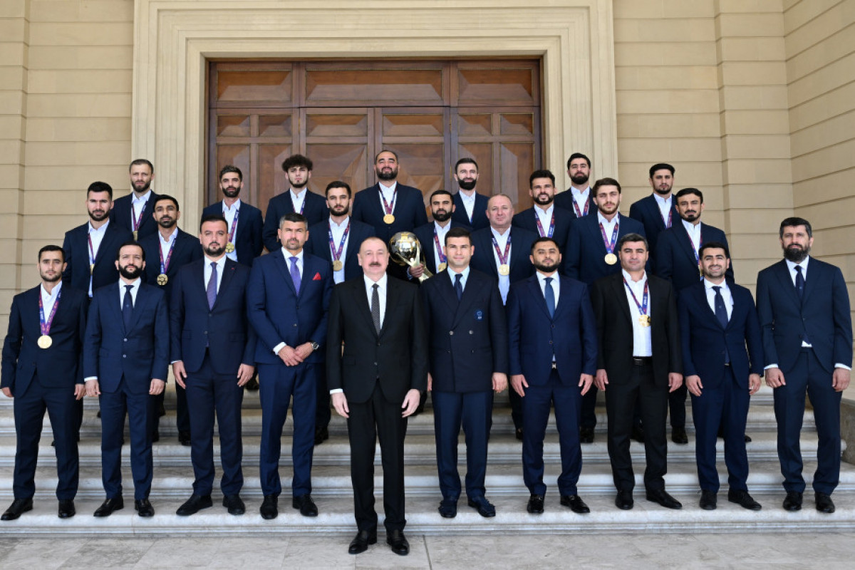 Le président Ilham Aliyev reçoit l’équipe d’Azerbaïdjan de mini-football, championne du monde