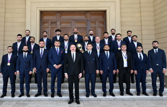 Le président Ilham Aliyev reçoit l’équipe d’Azerbaïdjan de mini-football, championne du monde