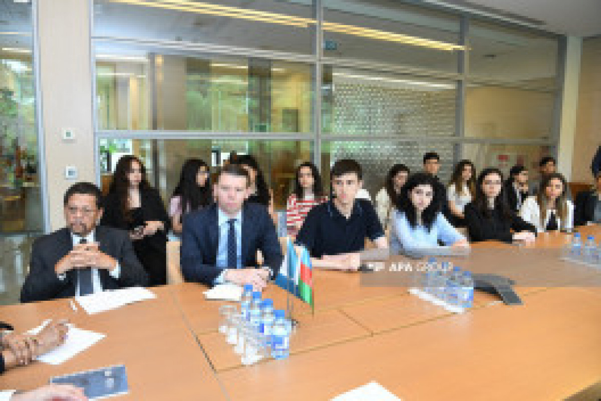 Les participants à la conférence internationale sur le colonialisme visitent l'Université ADA - Photo 