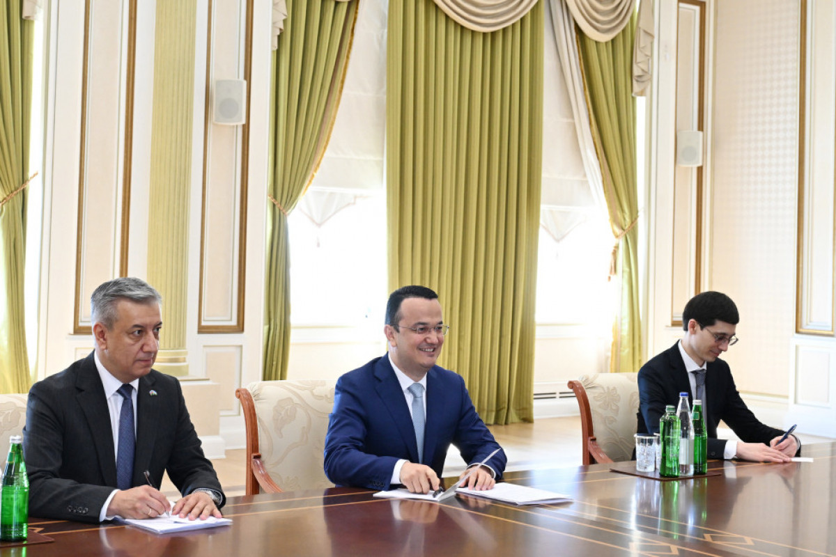 Le président de la République reçoit le ministre ouzbek de l’Investissement, de l’Industrie et du Commerce