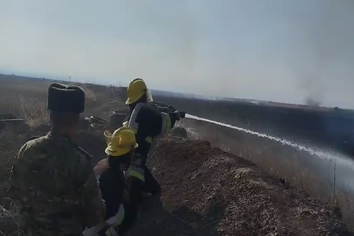 L'incendie, causé par l'Arménie à la frontière de la région de Sédérek de Nakhitchevan, a été maîtrisé - Vidéo 