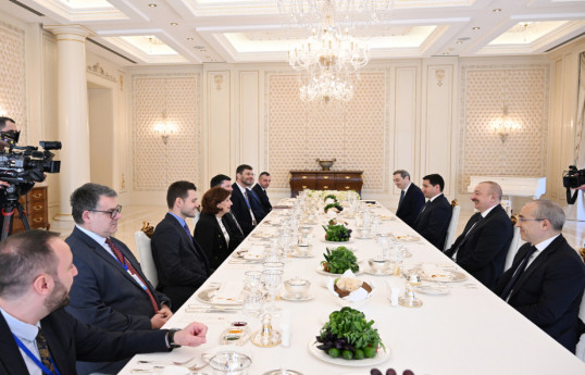 Les présidents de la République d’Azerbaïdjan et de la Macédoine du Nord se réunissent en format élargi autour d’un déjeuner