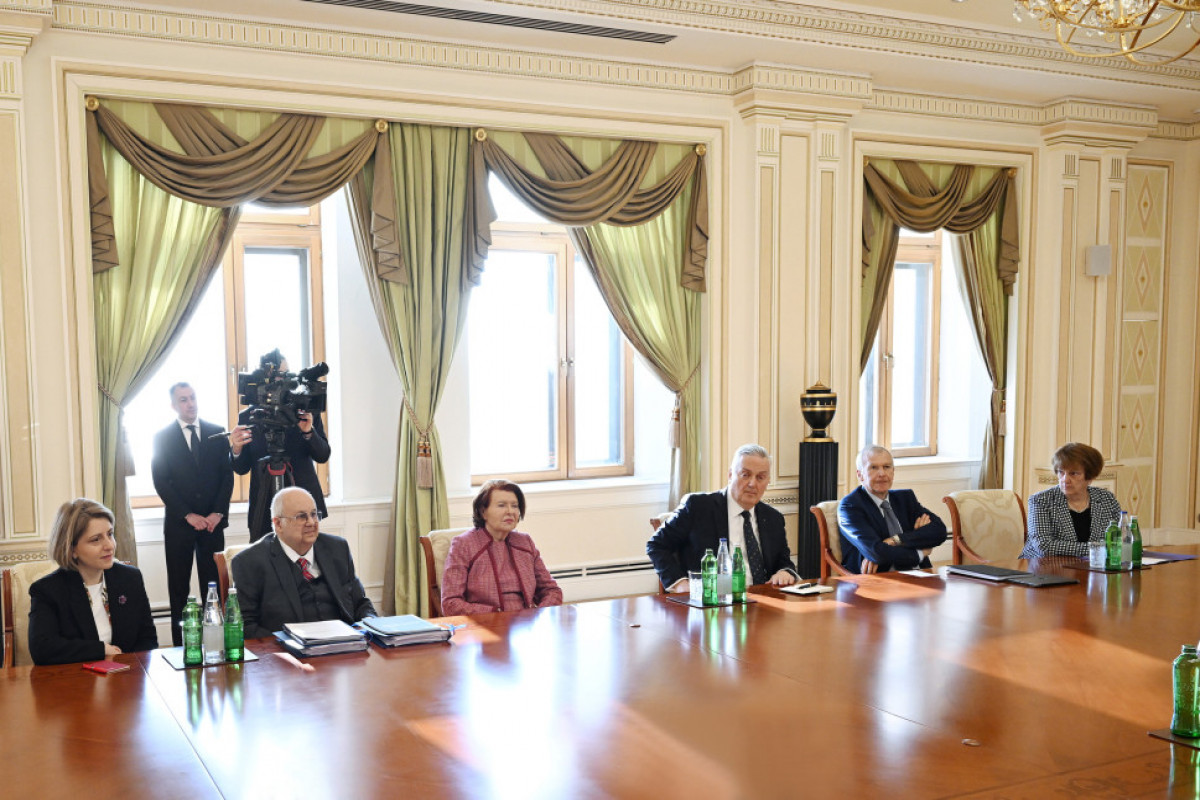 Le président Aliyev reçoit les co-présidents et les membres du Conseil d’administration du Centre Nizami Gandjavi