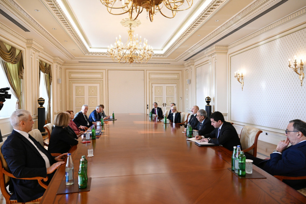Le président Aliyev reçoit les co-présidents et les membres du Conseil d’administration du Centre Nizami Gandjavi