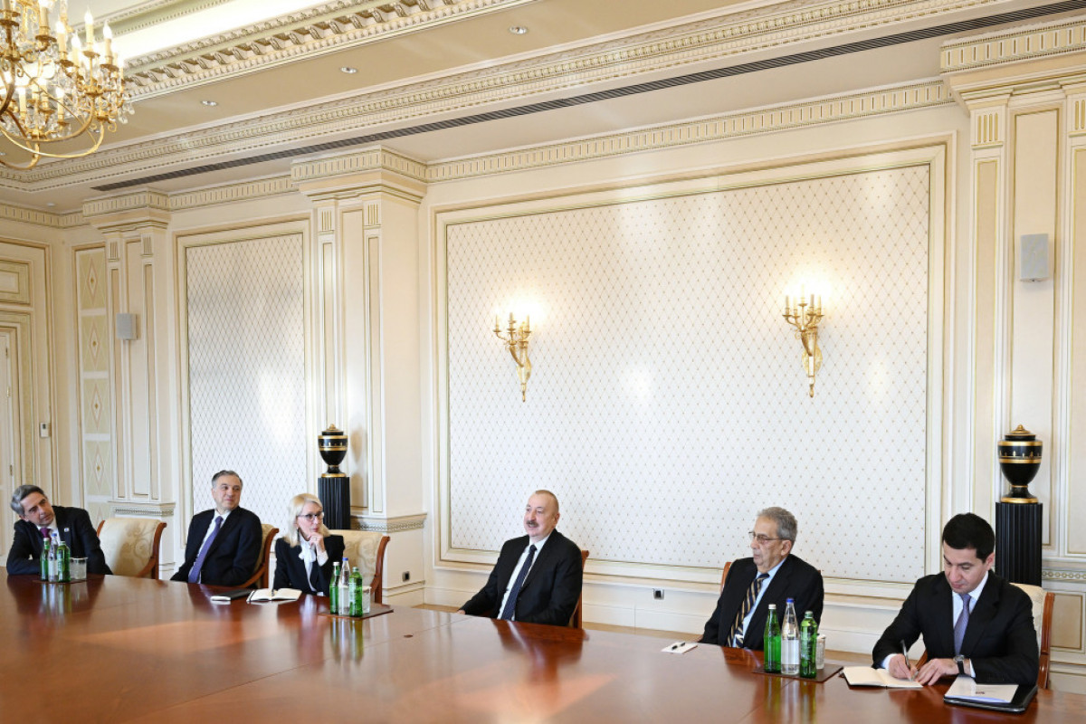 Le président Aliyev reçoit les co-présidents et les membres du Conseil d’administration du Centre Nizami Gandjavi