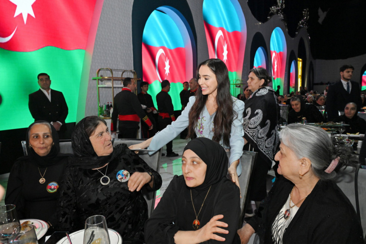 Leyla Aliyeva et Arzou Aliyeva assistent à un repas d’Iftar avec les mères des martyres
