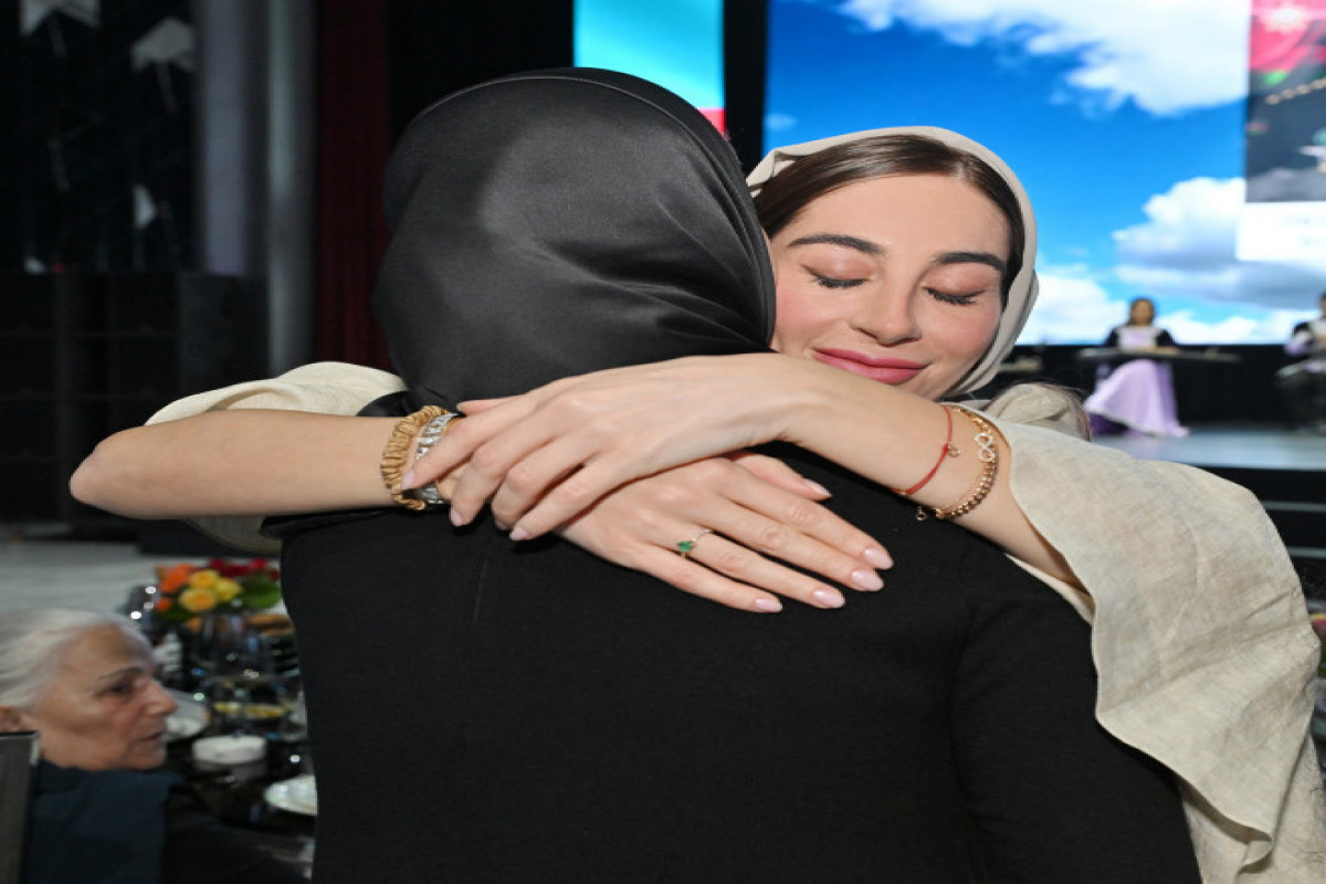 Leyla Aliyeva et Arzou Aliyeva assistent à un repas d’Iftar avec les mères des martyres