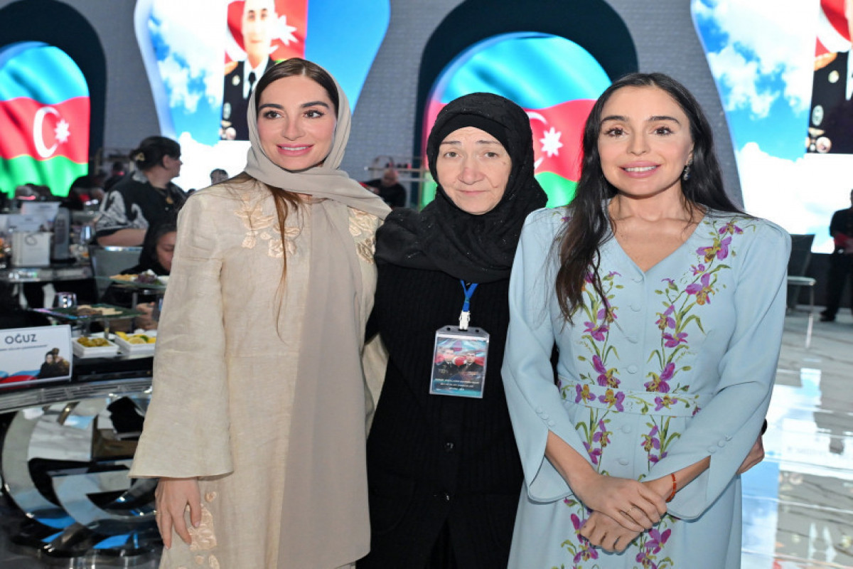 Leyla Aliyeva et Arzou Aliyeva assistent à un repas d’Iftar avec les mères des martyres