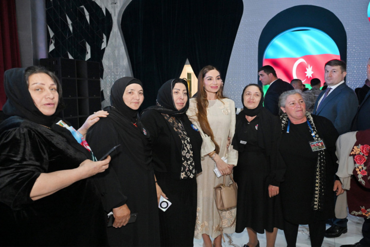 Leyla Aliyeva et Arzou Aliyeva assistent à un repas d’Iftar avec les mères des martyres
