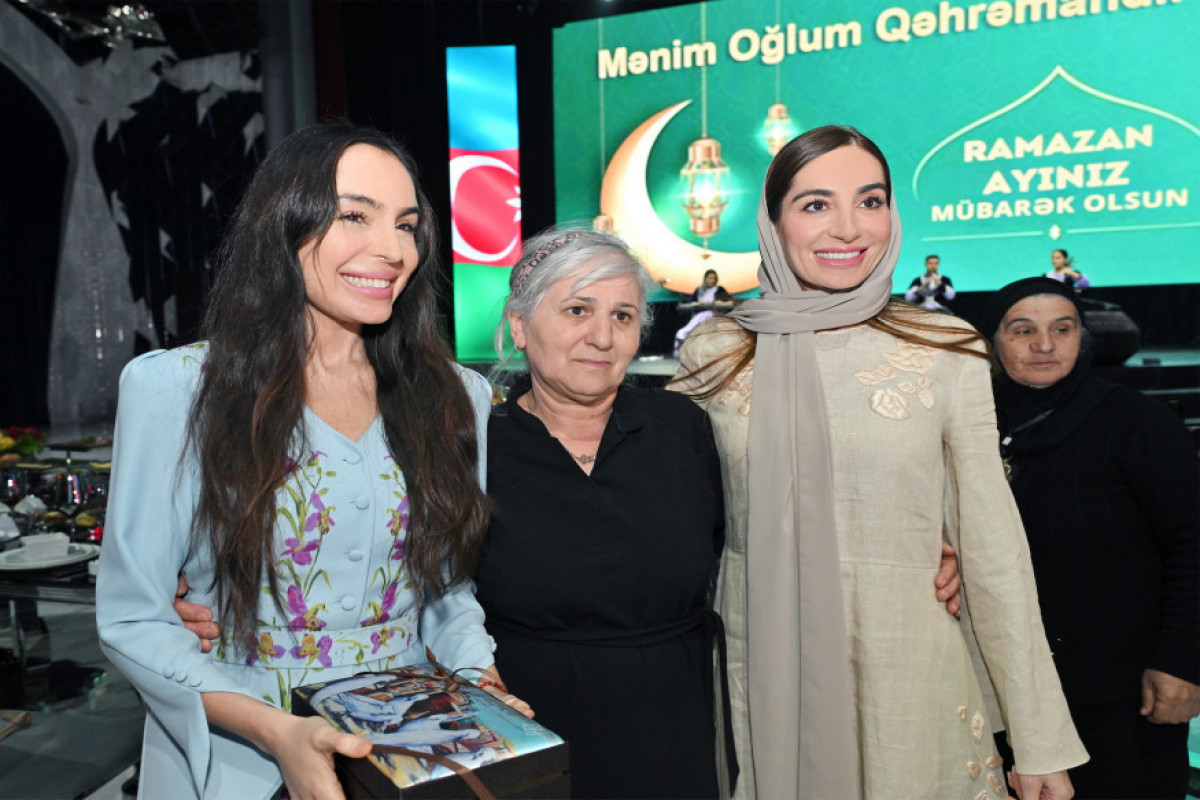 Leyla Aliyeva et Arzou Aliyeva assistent à un repas d’Iftar avec les mères des martyres