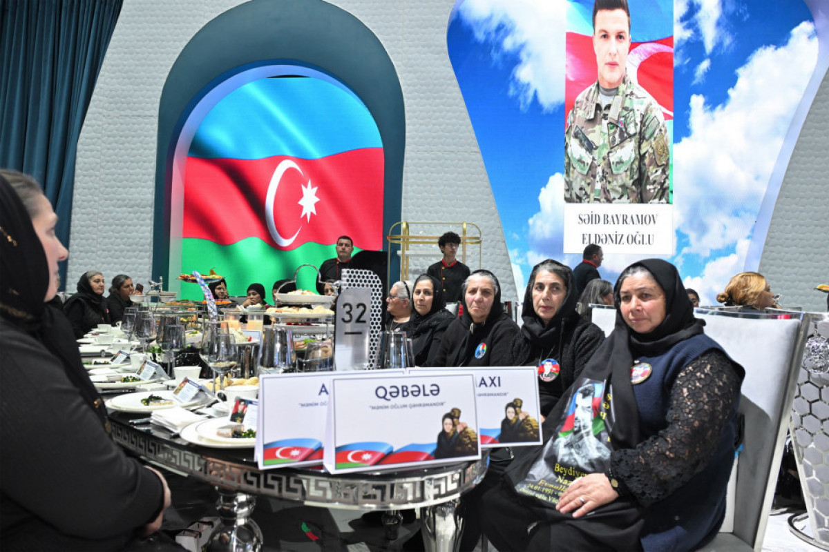 Leyla Aliyeva et Arzou Aliyeva assistent à un repas d’Iftar avec les mères des martyres