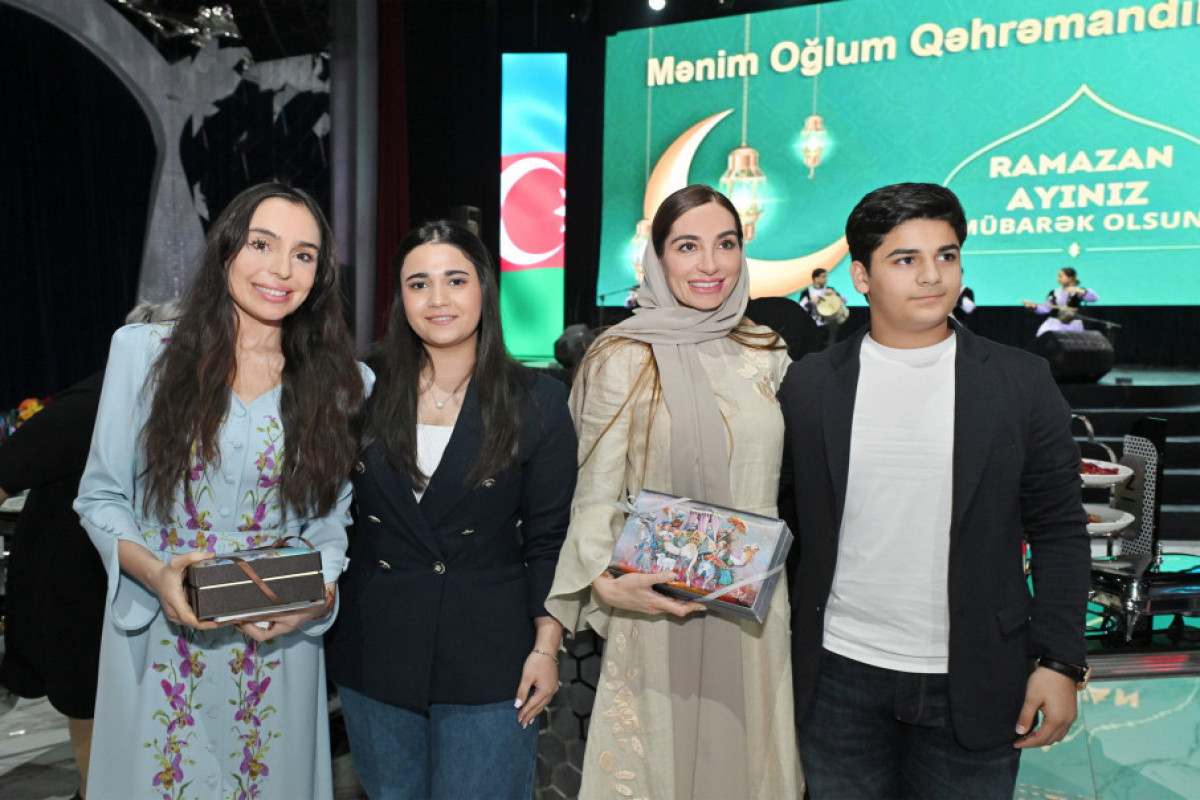 Leyla Aliyeva et Arzou Aliyeva assistent à un repas d’Iftar avec les mères des martyres