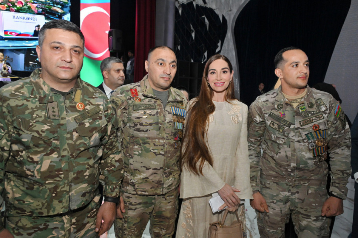 Leyla Aliyeva et Arzou Aliyeva assistent à un repas d’Iftar avec les mères des martyres
