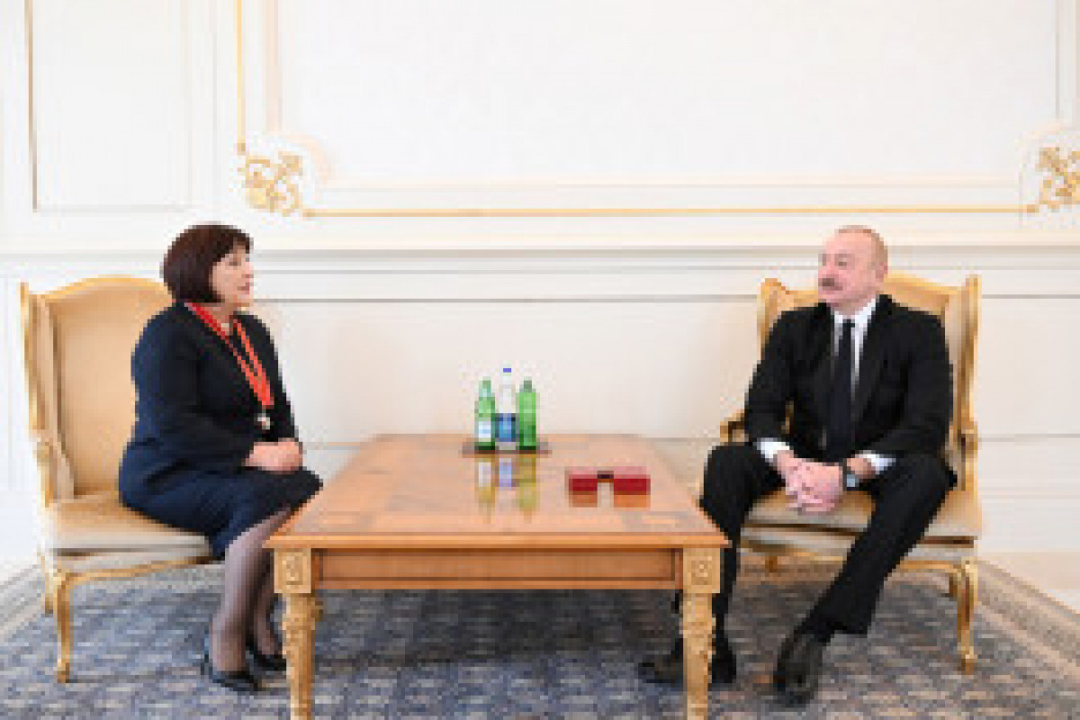 Le président Ilham Aliyev remet l'Ordre de l’Honneur à Sahibé Gafarova