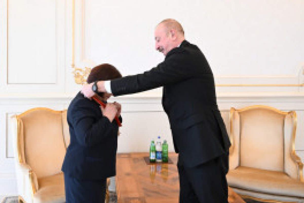 Le président Ilham Aliyev remet l'Ordre de l’Honneur à Sahibé Gafarova