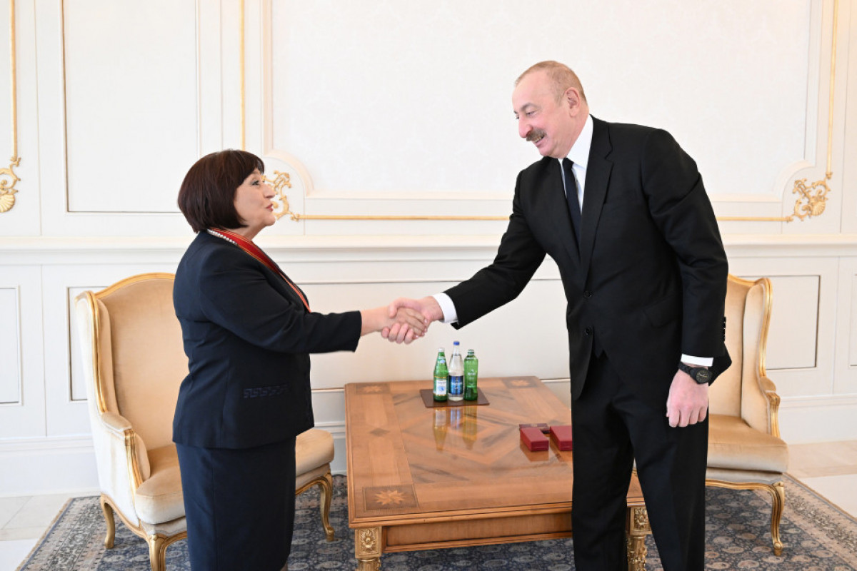 Le président Ilham Aliyev remet l
