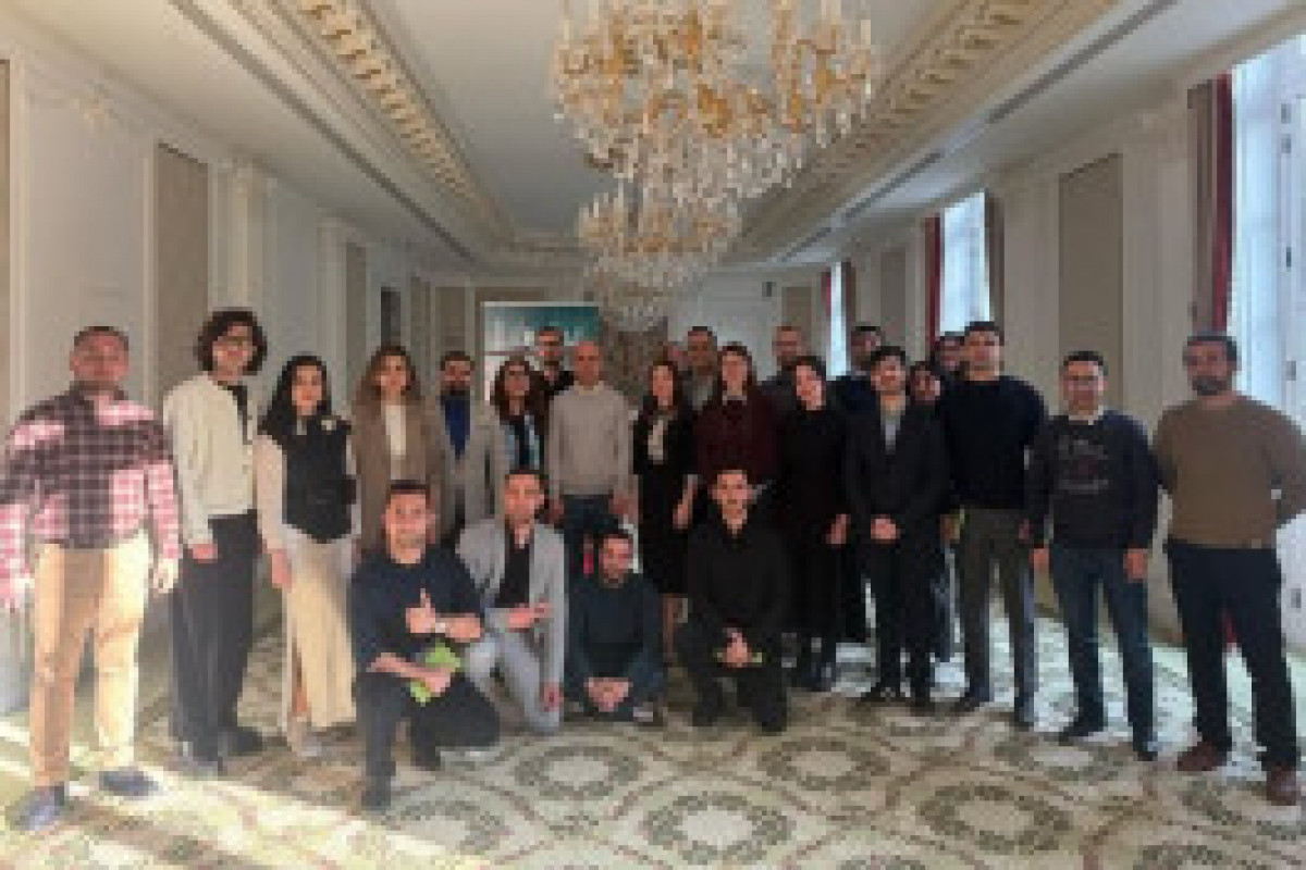 Le ministre de l'Éducation azerbaïdjanais rencontre à Paris les doctorants étudiant en Europe