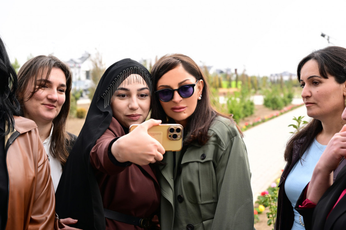 Le président Ilham Aliyev et son épouse Mehriban Aliyeva assistent à l'ouverture de la première étape du village de Sarydjaly à Aghdam