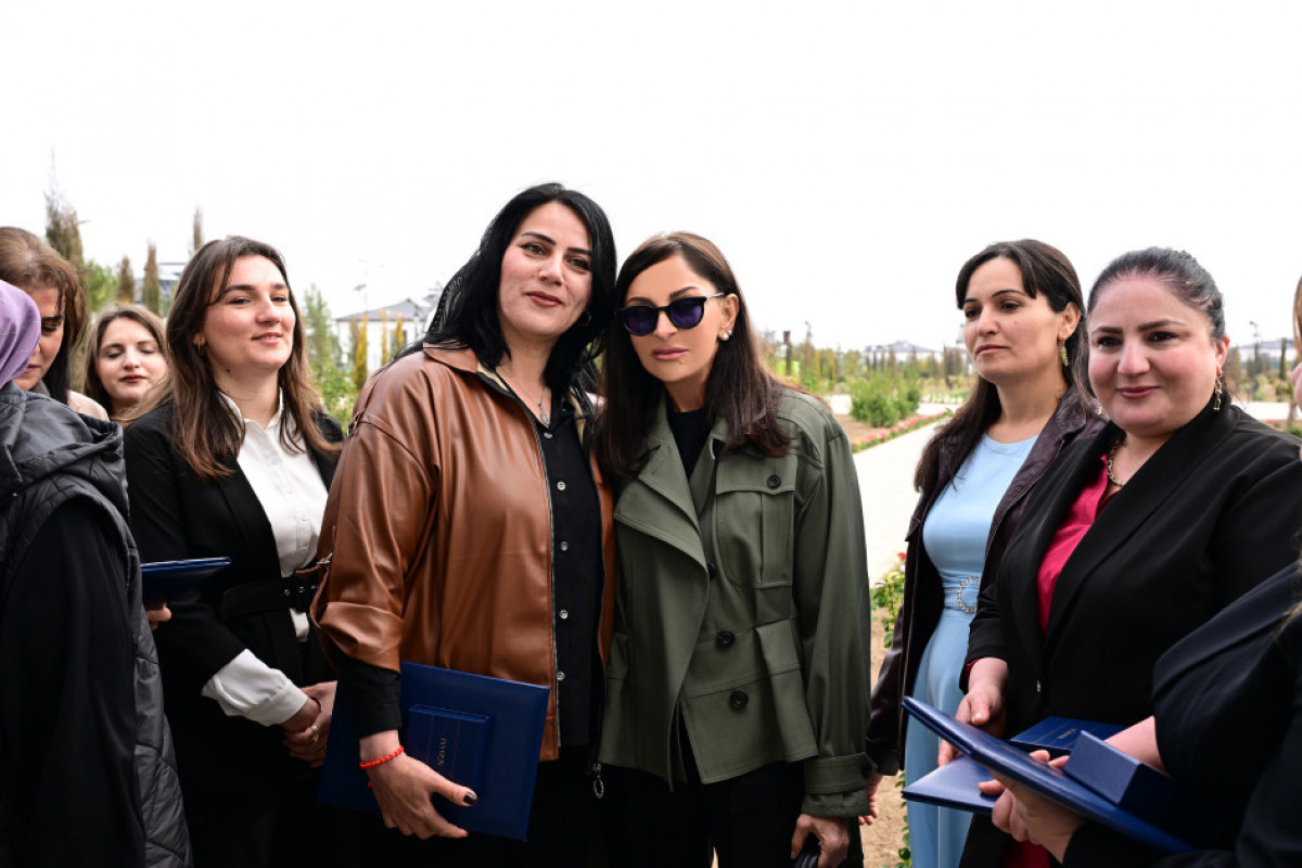 Le président Ilham Aliyev et son épouse Mehriban Aliyeva assistent à l'ouverture de la première étape du village de Sarydjaly à Aghdam