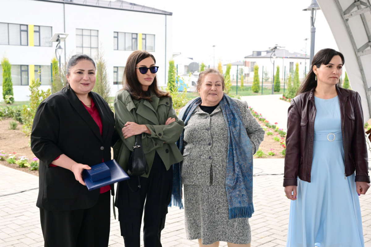 Le président Ilham Aliyev et son épouse Mehriban Aliyeva assistent à l'ouverture de la première étape du village de Sarydjaly à Aghdam