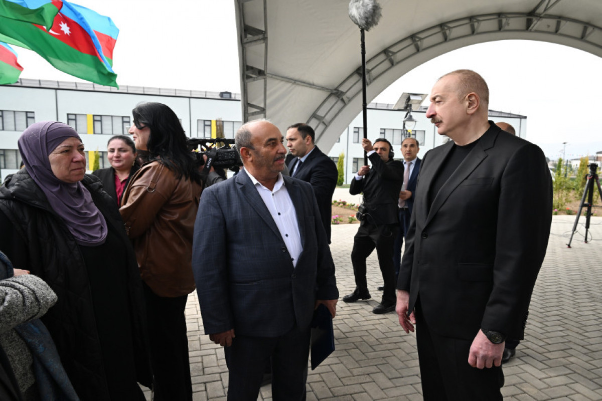 Le président Ilham Aliyev et son épouse Mehriban Aliyeva assistent à l'ouverture de la première étape du village de Sarydjaly à Aghdam
