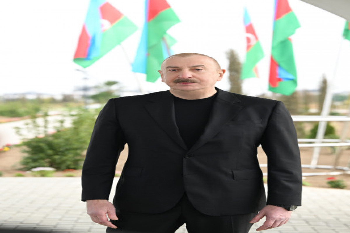 Le président Ilham Aliyev et son épouse Mehriban Aliyeva assistent à l'ouverture de la première étape du village de Sarydjaly à Aghdam