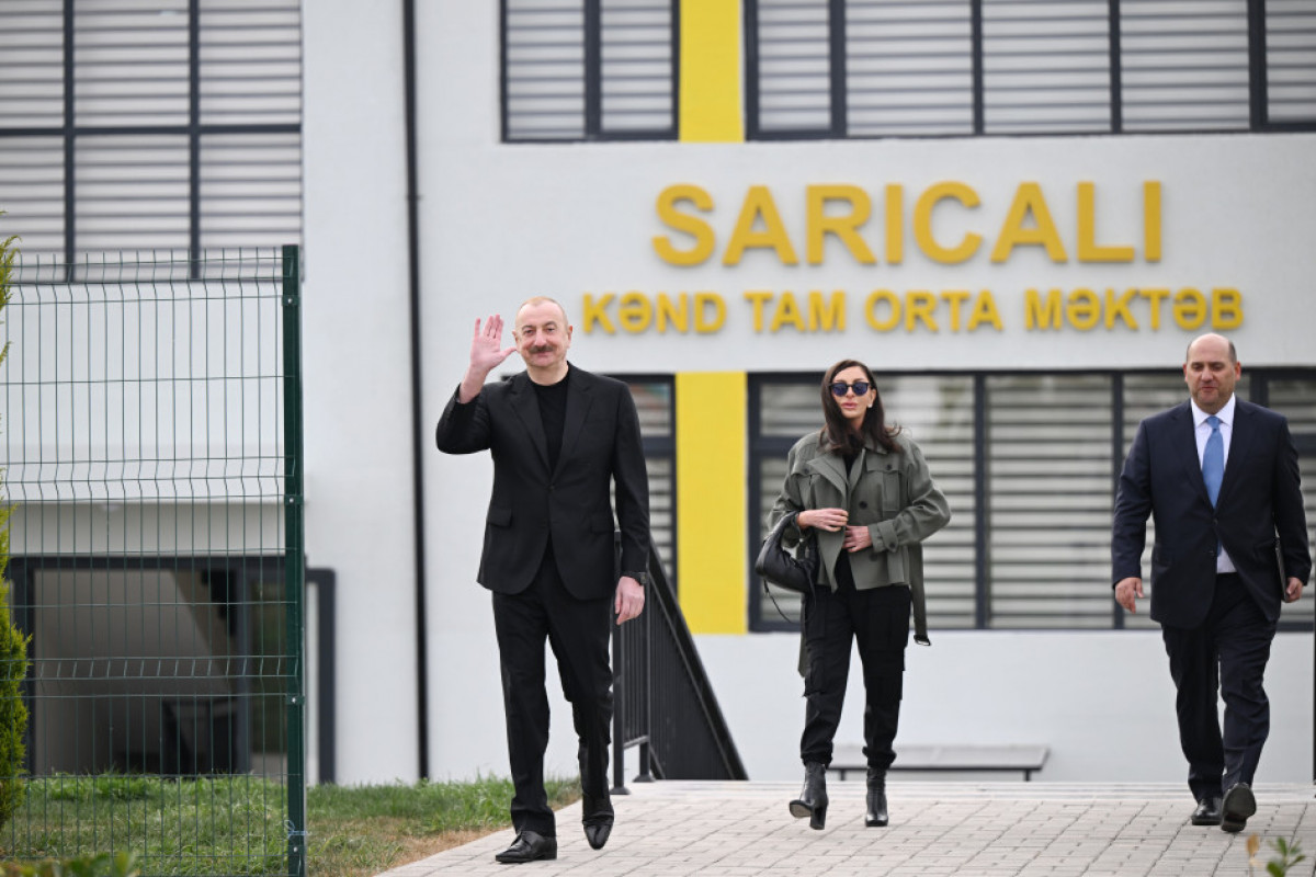 Le président Ilham Aliyev et son épouse Mehriban Aliyeva assistent à l'ouverture de la première étape du village de Sarydjaly à Aghdam