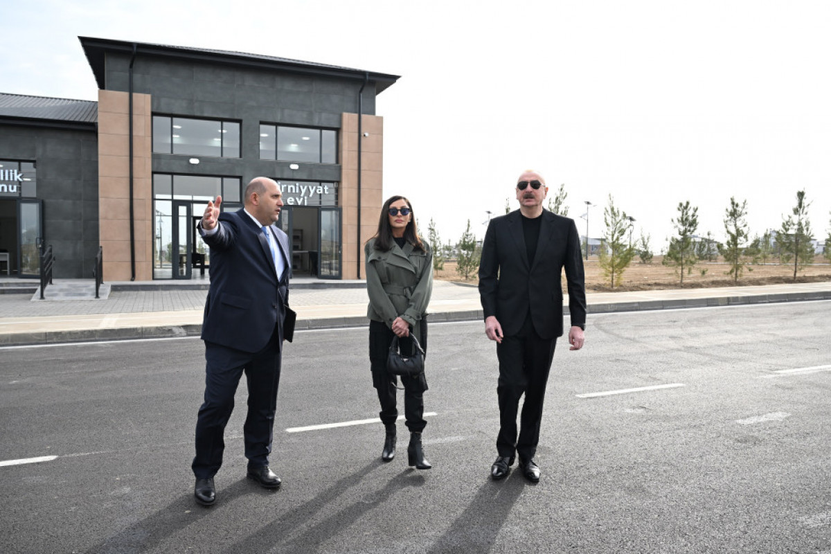 Le président Ilham Aliyev et son épouse Mehriban Aliyeva assistent à l'ouverture de la première étape du village de Sarydjaly à Aghdam