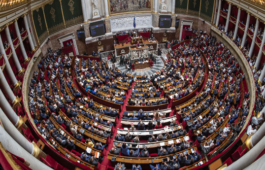 La France Insoumise lance une pétition pour « convoquer une Assemblée constituante » afin de passer à la VIe République
