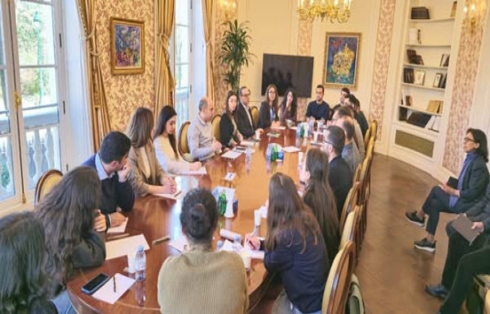 Le ministre de l'Éducation azerbaïdjanais rencontre à Paris les doctorants étudiant en Europe