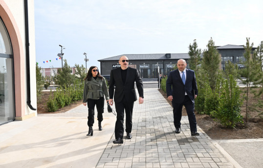 Le président Ilham Aliyev et son épouse Mehriban Aliyeva assistent à l'ouverture de la première étape du village de Sarydjaly à Aghdam
