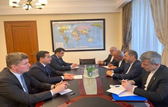 Hikmet Hadjiyev rencontre le vice-ministre iranien des Affaires étrangères