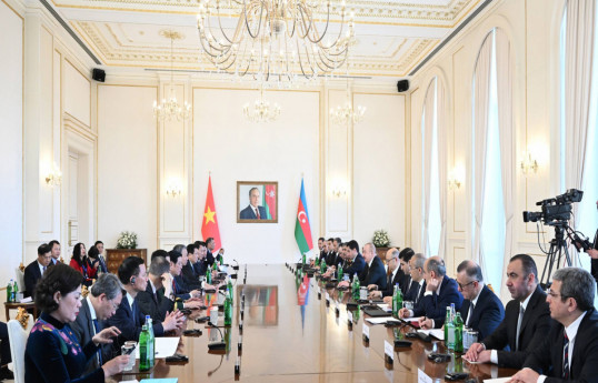 Réunion élargie du président azerbaïdjanais et du secrétaire général du Comité central du Parti communiste vietnamien