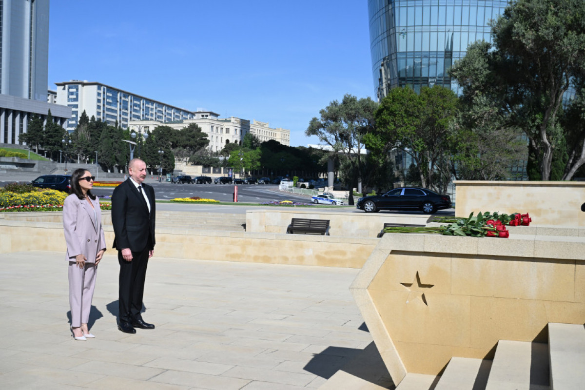 Le président Ilham Aliyev et son épouse Mehriban Aliyeva commémorent la mémoire des enfants azerbaïdjanais morts pour la Victoire contre le fascisme