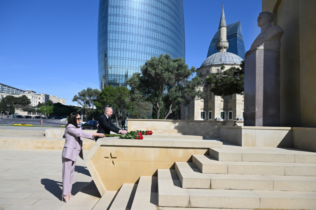 Le président Ilham Aliyev et son épouse Mehriban Aliyeva commémorent la mémoire des enfants azerbaïdjanais morts pour la Victoire contre le fascisme