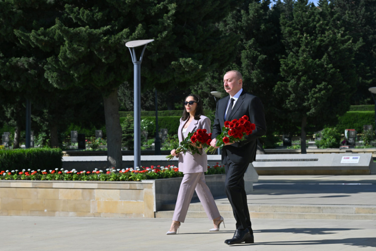 Le président Ilham Aliyev et son épouse Mehriban Aliyeva commémorent la mémoire des enfants azerbaïdjanais morts pour la Victoire contre le fascisme