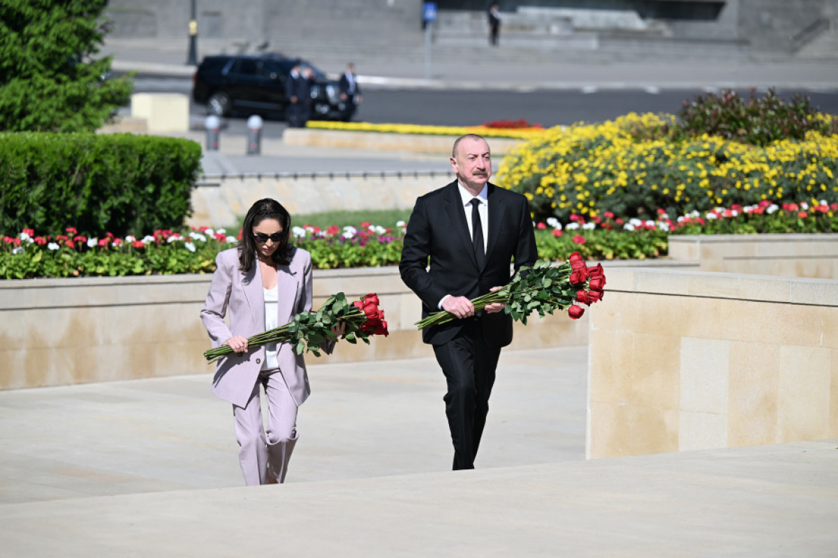 Le président Ilham Aliyev et son épouse Mehriban Aliyeva commémorent la mémoire des enfants azerbaïdjanais morts pour la Victoire contre le fascisme