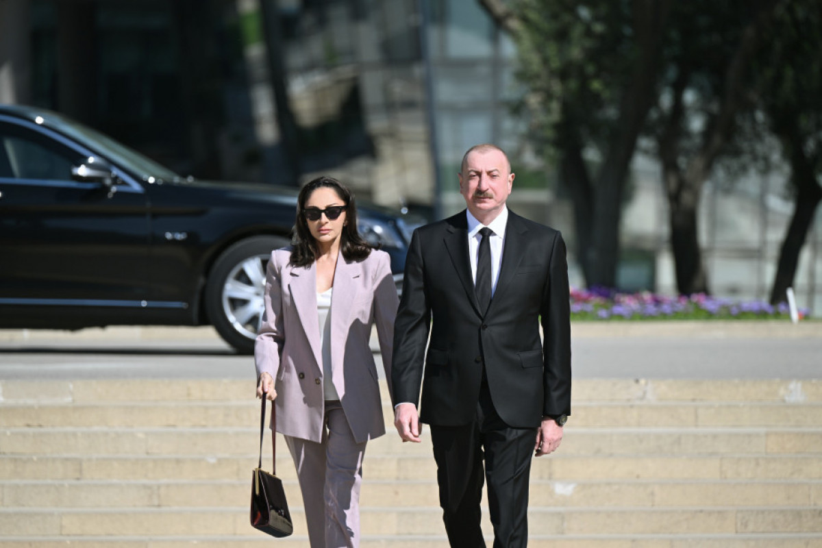 Le président Ilham Aliyev et son épouse Mehriban Aliyeva commémorent la mémoire des enfants azerbaïdjanais morts pour la Victoire contre le fascisme
