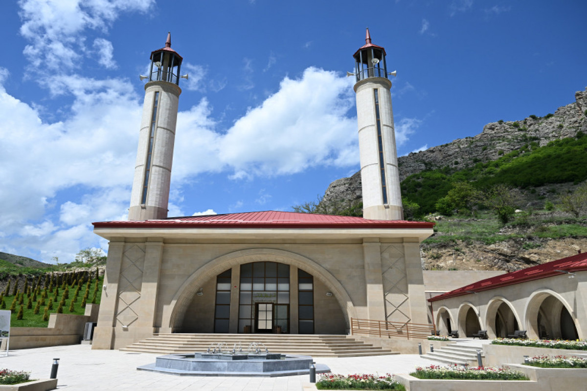 Le président Ilham Aliyev et son épouse participent à l’inauguration de la mosquée du village de Dachalty du district de Choucha