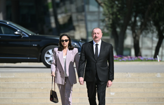 Le président Ilham Aliyev et son épouse Mehriban Aliyeva commémorent la mémoire des enfants azerbaïdjanais morts pour la Victoire contre le fascisme