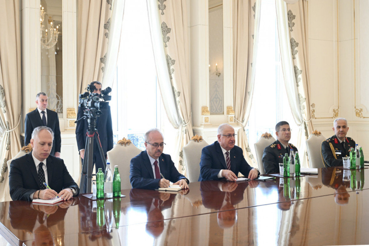 Le président azerbaïdjanais reçoit le ministre turc de la Défense nationale