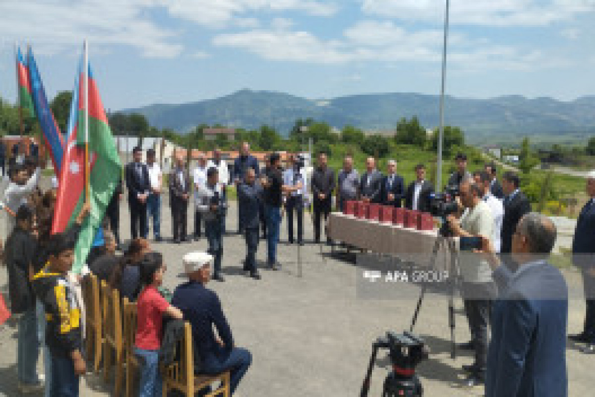 Les nouveaux résidents de la ville de Khodjaly ont reçu les clés de leurs maisons à leur arrivée à destination - Vidéo 