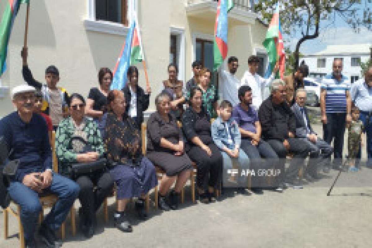 Les nouveaux résidents de la ville de Khodjaly ont reçu les clés de leurs maisons à leur arrivée à destination - Vidéo 