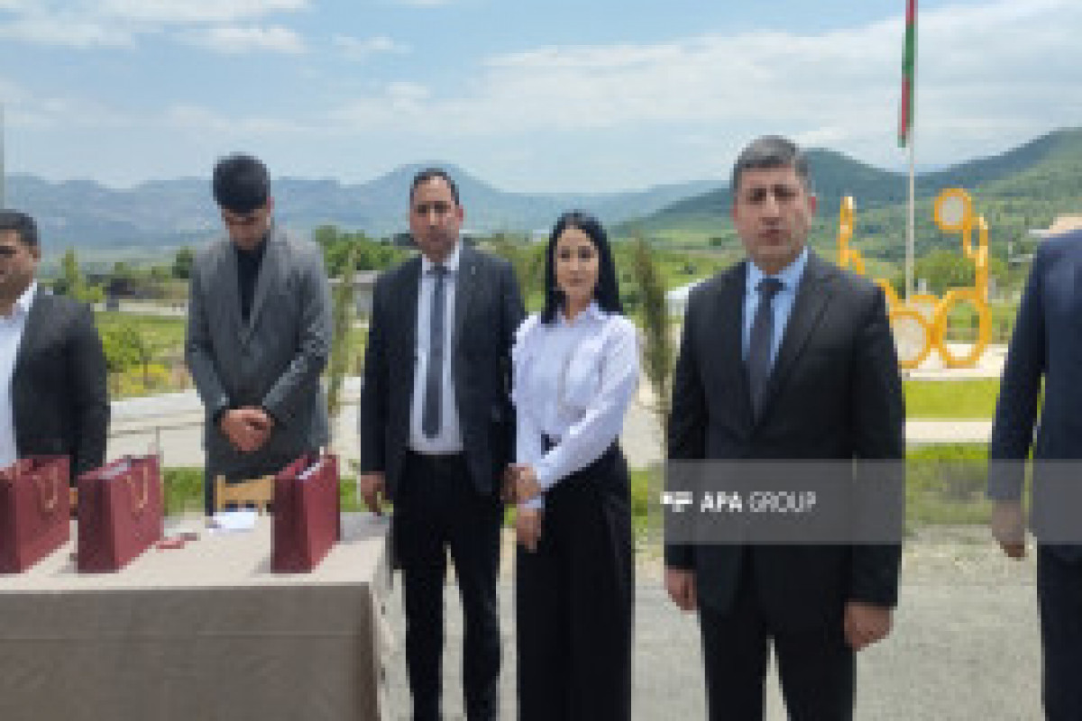 Les nouveaux résidents de la ville de Khodjaly ont reçu les clés de leurs maisons à leur arrivée à destination - Vidéo 