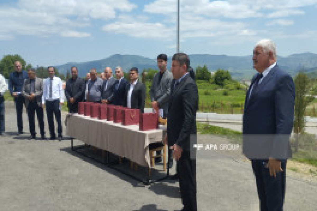Les nouveaux résidents de la ville de Khodjaly ont reçu les clés de leurs maisons à leur arrivée à destination - Vidéo 